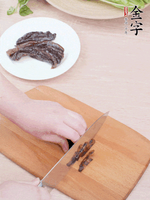 金字醬油肉下鍋煮10分鐘，切薄片。