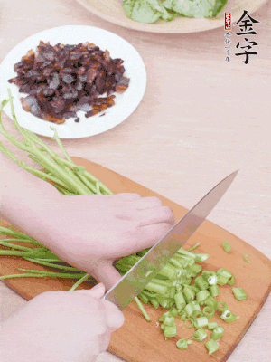 空心菜摘掉葉子，菜梗切成丁。