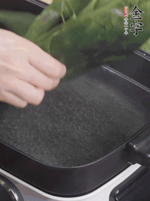 粽葉入沸水煮1分鐘，翻面再煮1分鐘，清洗干凈加水浸泡。