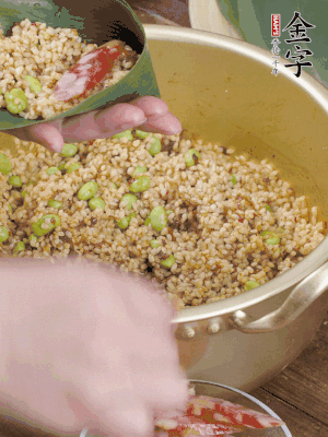 兩片粽葉1/2處葉尾相疊，中間卷成圓錐后裝入餡料。