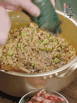 再附一張粽子，一齊向后折疊，線繩捆綁。