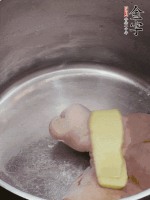 撈出洗凈后，加蔥姜、黃酒二遍焯水。