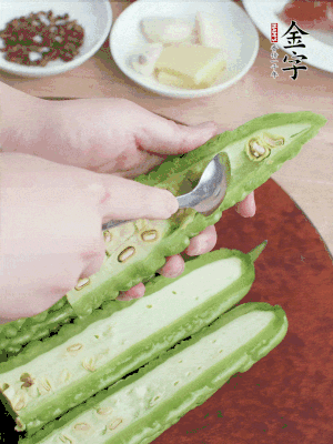 苦瓜去籽切薄片，一點(diǎn)鹽拌勻，10分鐘后沖洗控干。香蔥切蔥花、姜切末、蒜拍碎、干辣椒切圈。