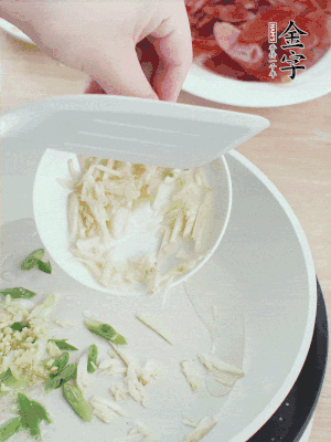 油4成熱，下蔥姜蒜、干辣椒、花椒煸出香味。