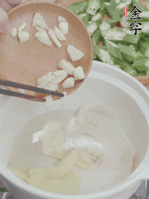 砂煲熱油，姜蒜、辣椒煸香。