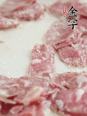 炒鍋熱油，下培根火腿煸炒。