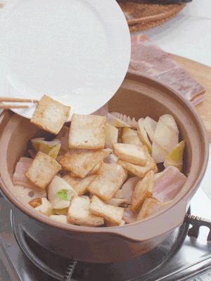 依次下春筍、豆腐，開(kāi)水沒(méi)過(guò)食材。