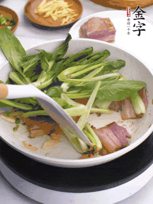 下小青菜翻炒，菜梆子變軟時，撒一點(diǎn)鹽、雞精調(diào)味。