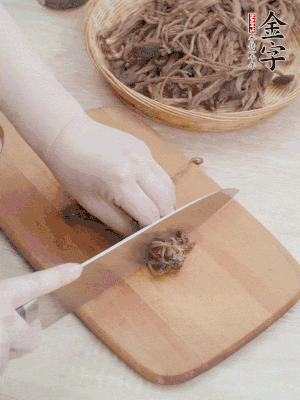 干茶樹(shù)菇浸泡過(guò)夜，去老根焯水，擠干水份。