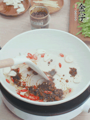 熱鍋涼油，姜蒜、辣椒、金字火腿xo醬炒香。