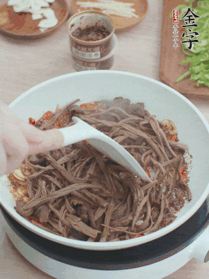 下茶樹(shù)菇煸炒4分鐘。