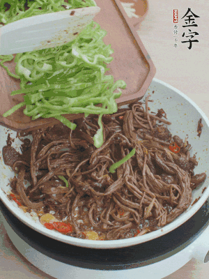 水分煸干，下青椒絲快炒1分鐘。