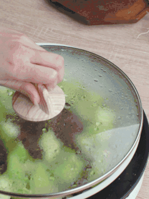 西葫蘆略出水時，加一小撮鹽調(diào)味。