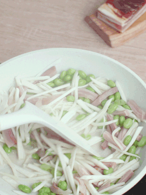 下茭白絲、青豆翻炒。
