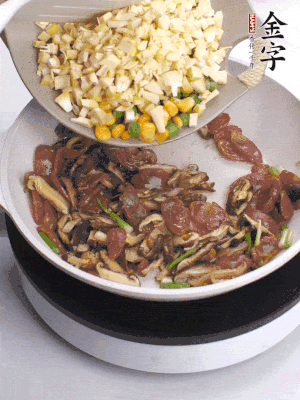 鍋里熱油，爆香蔥白，下香腸片炒至微微出油，加時(shí)蔬粒、香菇粒、春筍粒翻炒均勻。