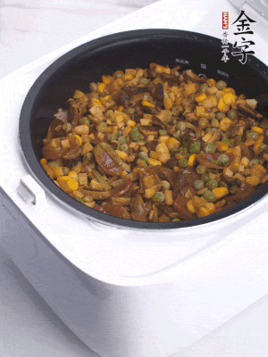 電飯煲按煮飯鍵，出鍋撒蔥花。