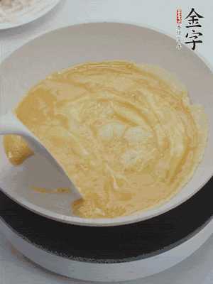 2個(gè)雞蛋炒散。
