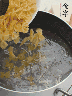 蝴蝶面加橄欖油煮熟；豌豆焯水30秒。
