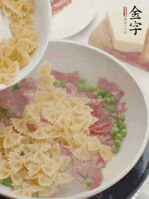 1小勺鹽調(diào)味，混合一起燉煮一下。