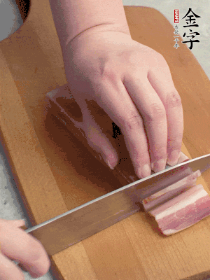 百合切去頭尾，分開洗凈;咸肉切薄片。