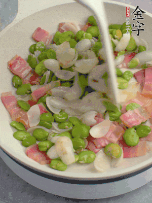 放蠶豆豆瓣、百合炒勻。