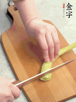 蔥切段，姜切絲，辣椒斜切成塊。