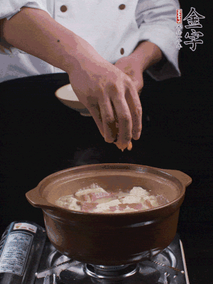 下蝦仁干，煮5分鐘。撒蒜葉，煮1分鐘。