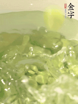 新鮮蠶豆熱水焯水30秒，然后浸入涼水。