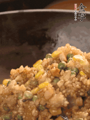 再下糯米，1勺蠔油、2勺生抽調(diào)味翻炒均勻。