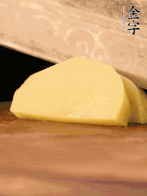土豆去皮切丁。水開后，放入鍋中煮2-3分鐘，撈出瀝干水分。
