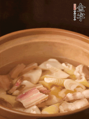 春筍、咸肉、咸肉一起入砂鍋，加姜片、料酒、清水大火煮沸到湯色變白。轉(zhuǎn)小火慢篤半小時。