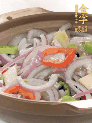 砂鍋底鋪上香菜，放上料頭，再放上焯過水的鮑魚殼。