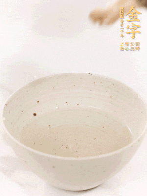 羊肚菌流水洗凈2遍后，溫水泡發(fā)15-20分鐘。
