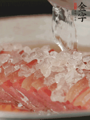 依舊放上冰糖100g、黃酒100g、水200g，鍋中再蒸15分鐘。