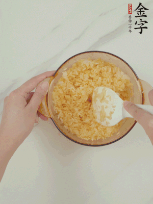 隔夜剩米飯加蛋黃攪拌均勻。