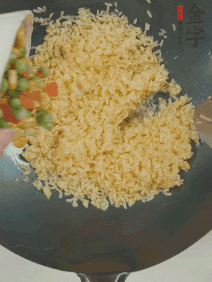 下豌豆粒、胡蘿卜粒、玉米粒。（買(mǎi)現(xiàn)成冷凍的雜菜即可，非常方便）