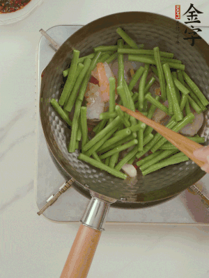 下掰好的缸豆段翻炒，略燜煮。
