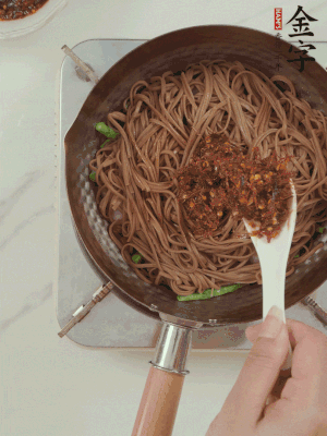 下蕎麥面，淋上少許醬油，加2勺金字火腿大師醬略翻炒即可。