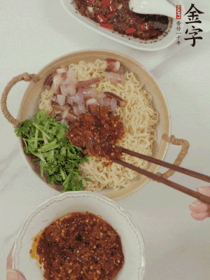 在面上鋪魷魚、香菜、金字火腿大師醬。