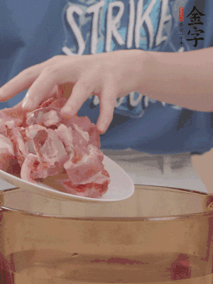 排骨剁小塊，加姜片、料酒沸水下鍋焯水。