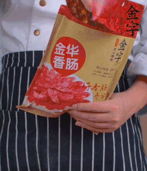 香腸切成斜片，小米辣切成斜片。