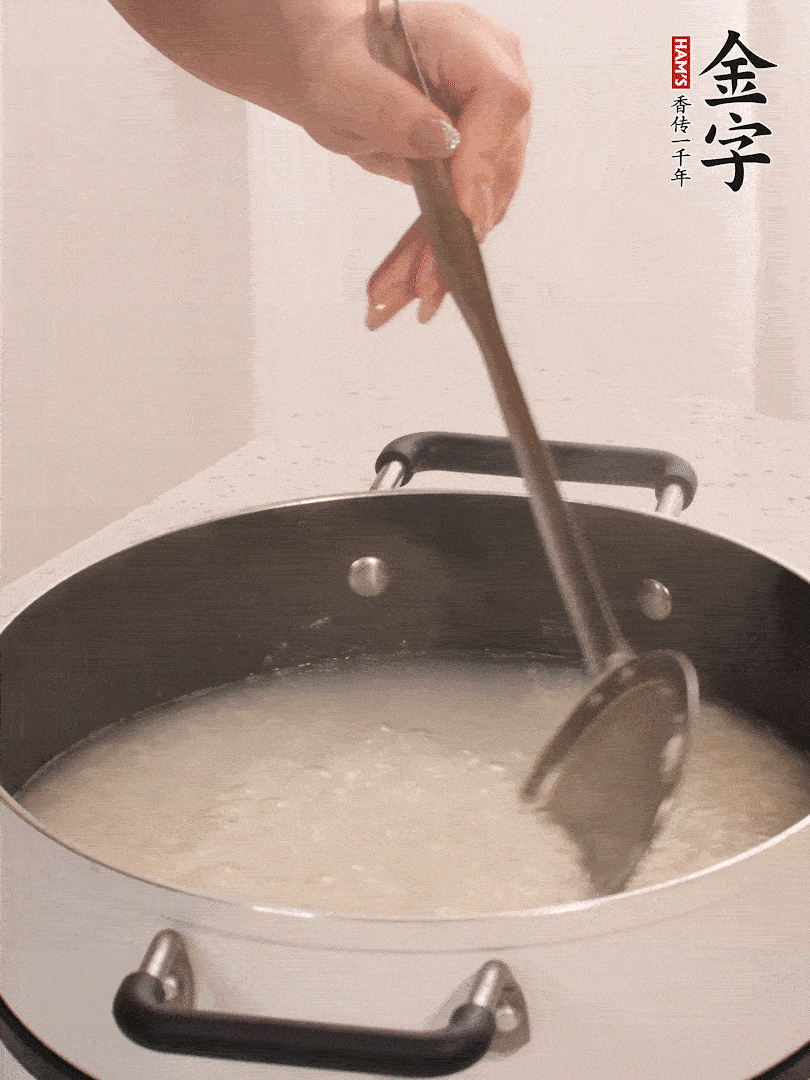 香菇、土豆、胡蘿卜、金字土香腸切小塊。