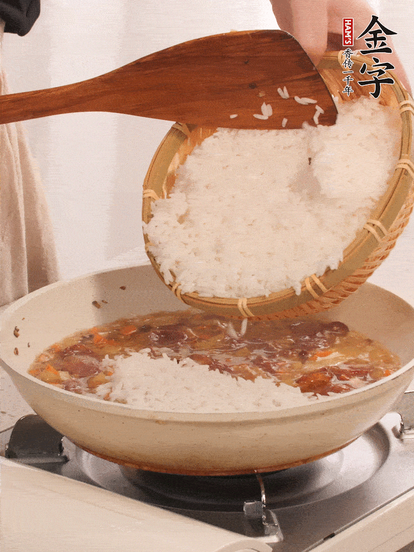 熱鍋燒油，香腸煸出油，加姜片去腥，加土豆、胡蘿卜、香菇翻炒到半熟，隨后加豆角、2小勺鹽、1大勺生抽，煸炒均勻。