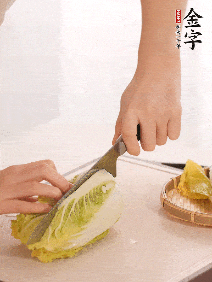 生姜切末，白菜改刀成成塊。