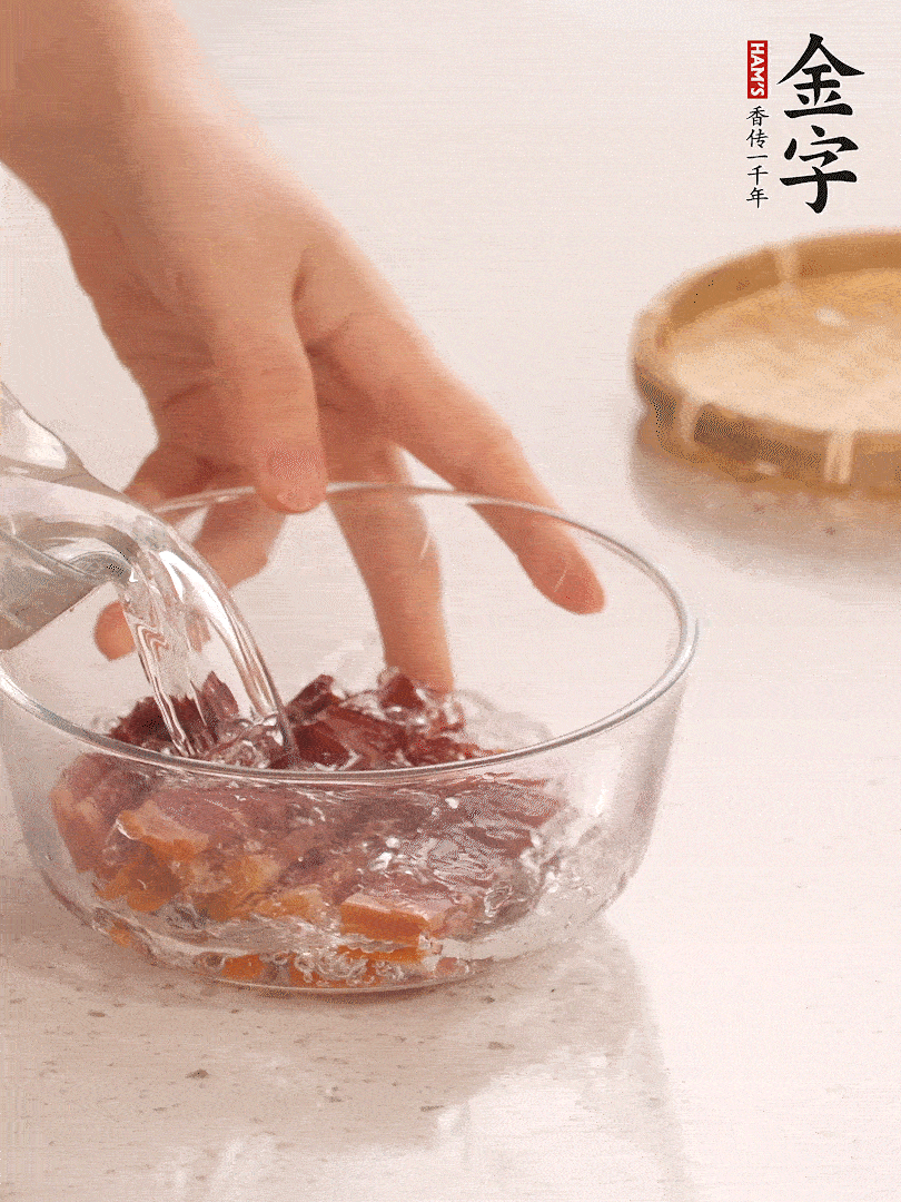 金字火腿切片，溫水泡5分鐘。