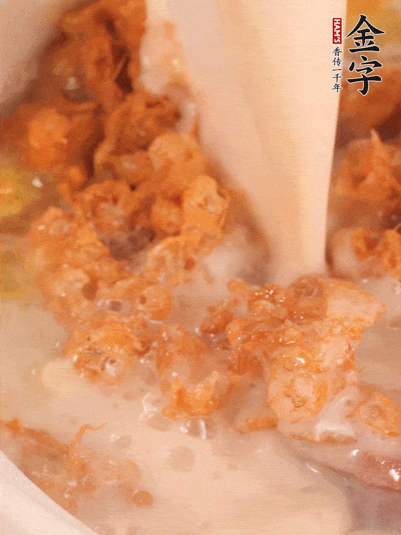 加入蛋酥再煨煮2分鐘，加入豆?jié){。