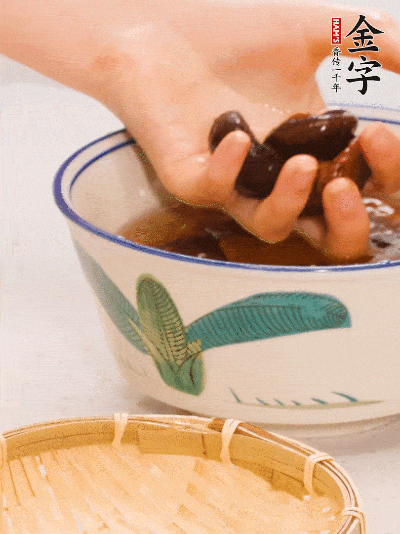 干香菇提前泡發(fā)切片，泡香菇水留著備用。