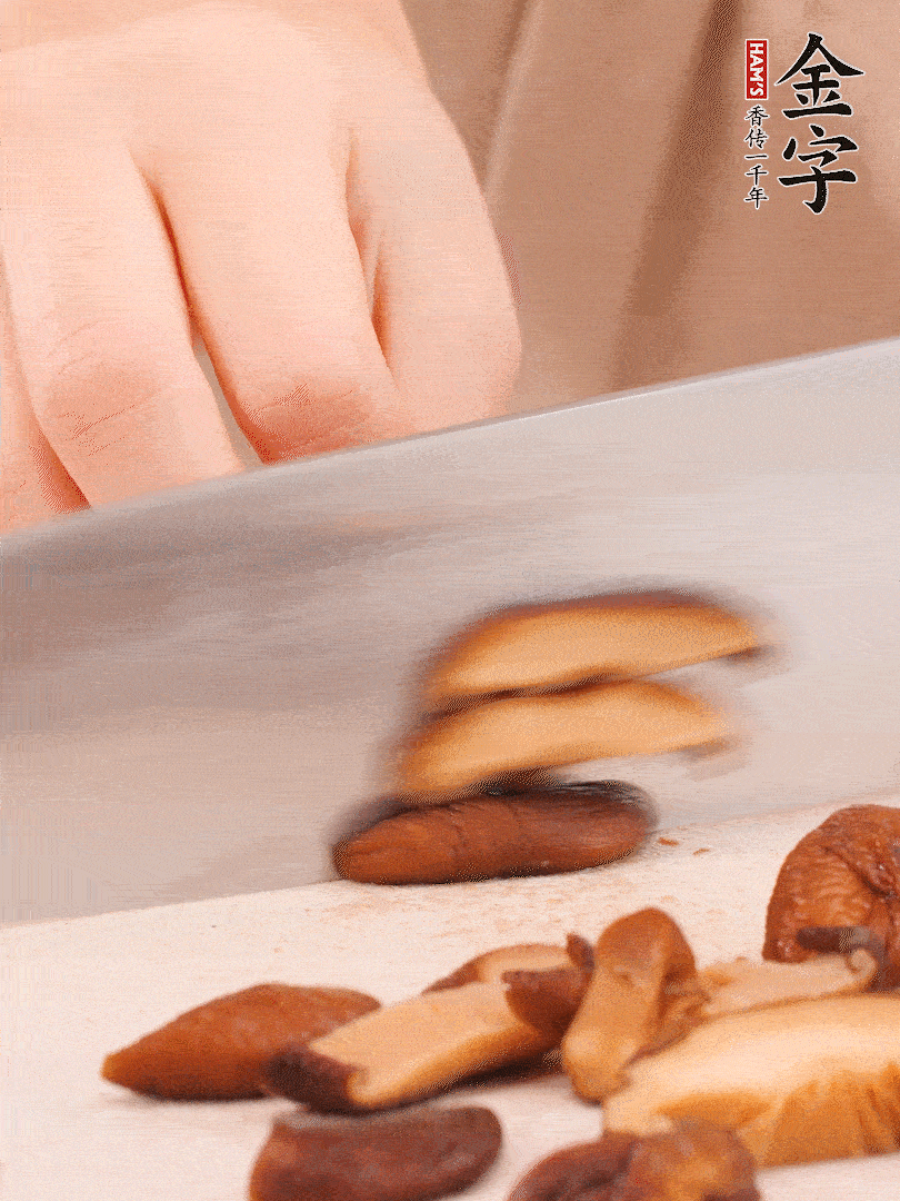干香菇泡發(fā)，切成小塊。