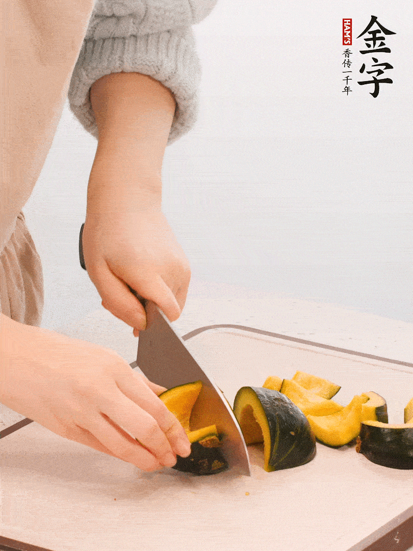 貝貝南瓜切小塊，生姜切成姜絲。