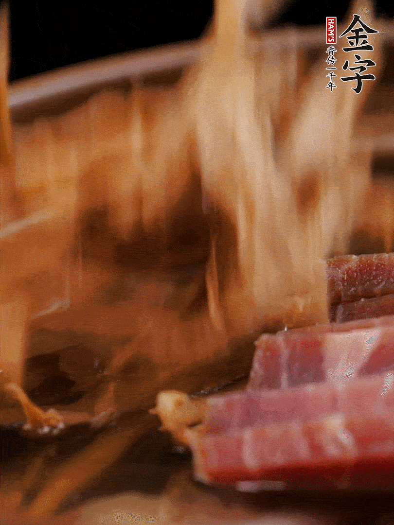 大筒骨、金字火腿、姜片、黃酒一起放入砂鍋，加筍干燉煮40分鐘。（如果家里有高壓鍋，用高壓鍋把高湯壓出來更鮮濃。）